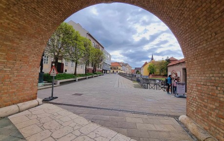 A Várkörúttól a Koronázó térig felújítják a Romkert melletti járdaburkolatot